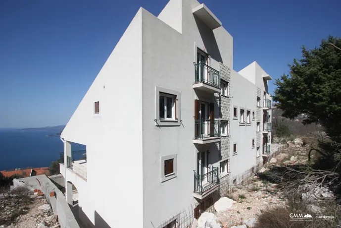 Budva Rivierası'nda muhteşem deniz manzaralı iki villa