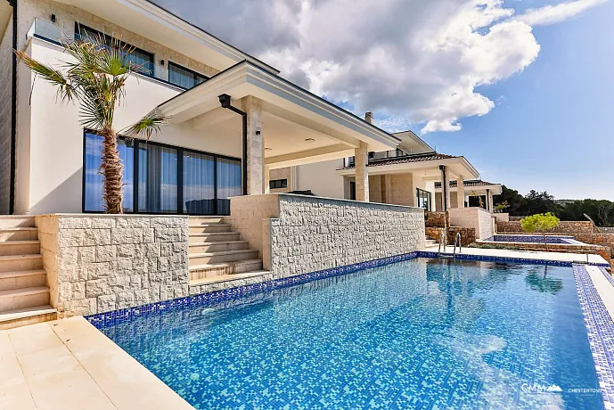 Bar yakınında ilk sırada havuzlu villa