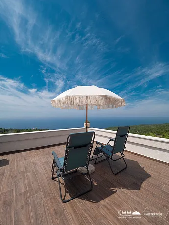 Panoramik deniz manzaralı ve havuzlu lüks villa