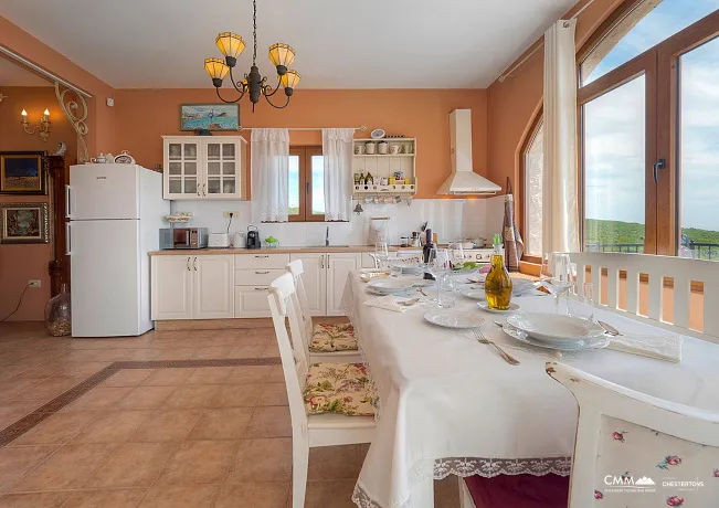 Panoramik deniz manzaralı ve havuzlu lüks villa