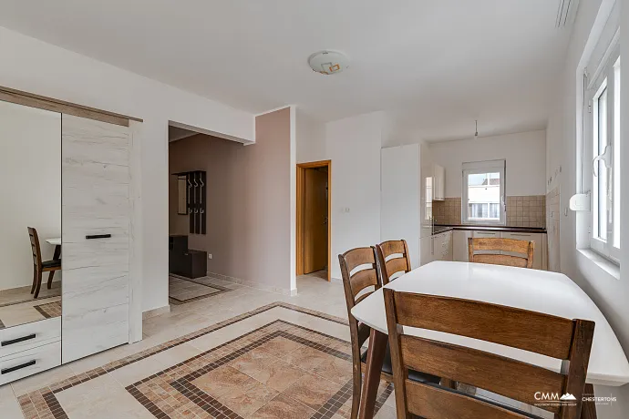 Budva Lazi’de Satılık Eşyalı 1+1 Daire – 89m² Deniz Manzaralı