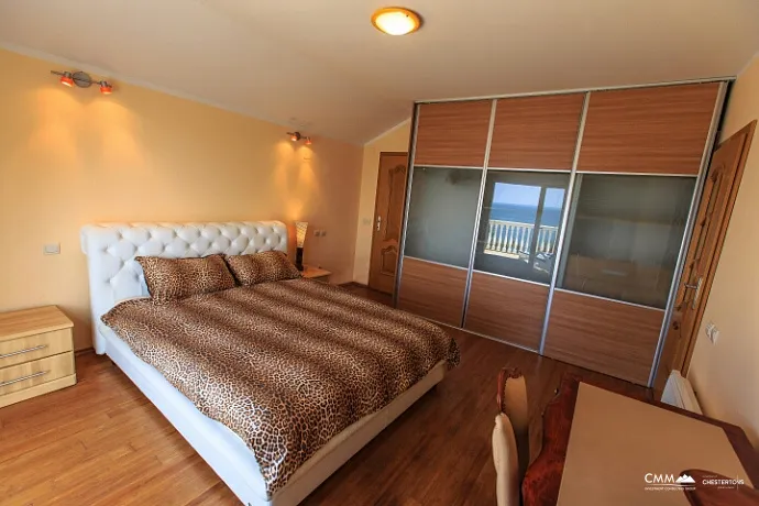 Denize kendi erişimi olan üç katlı villa