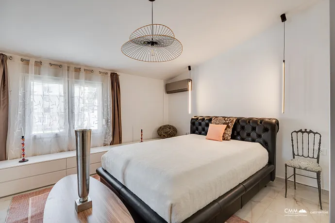 Sutomore'de iki katlı geniş ev