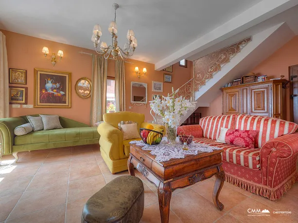 Panoramik deniz manzaralı ve havuzlu lüks villa