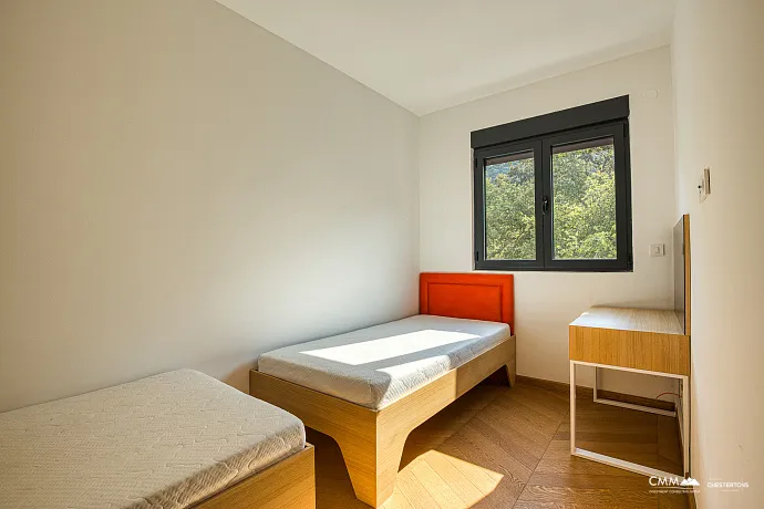 Havuzlu sitede üç odalı daire, Blizikuće