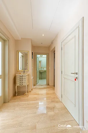 Panoramik deniz manzaralı lüks bir villada zarafet ve huzur.