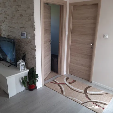 Güzel bir avluya sahip geniş iki katlı ev