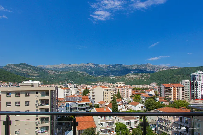 Budva'da satılık şehir manzaralı geniş bir daire