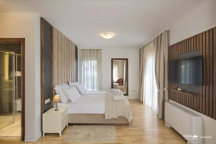 Deniz manzaralı muazzam bir villa.