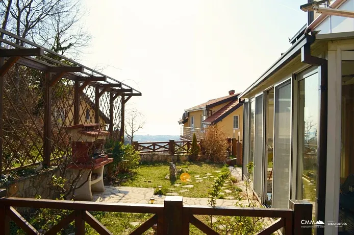 Bar'da dağ manzaralı şehir evi