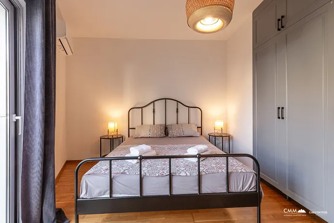 Bečići’de, 4. katta bulunan 53 m²’lik modern ve konforlu bir daire