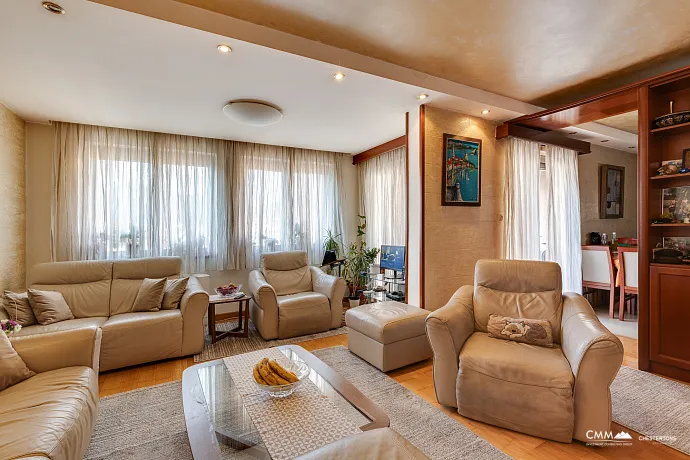 Budva'nın denize bakan sakin bir bölgesinde ev.