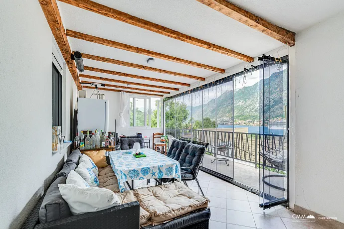 Kotor Eski Şehir, deniz ve dağ manzaralı, yenilenmiş 4 yatak odalı 120 m² ev