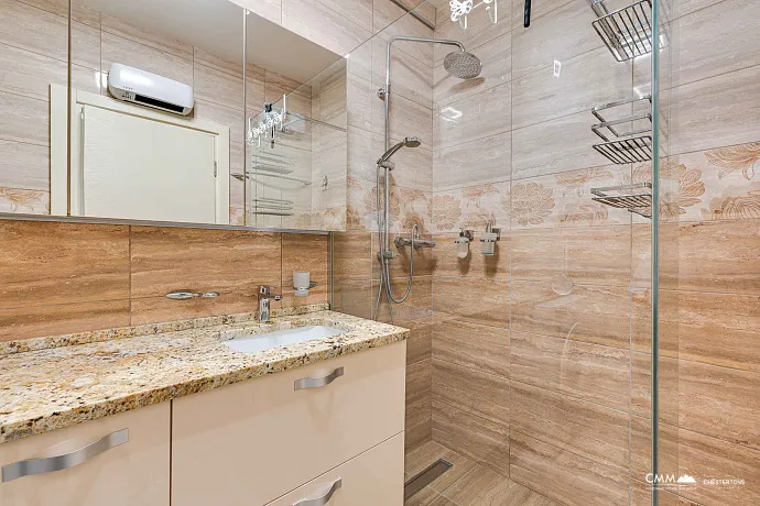 Bečići'de Geniş Teraslı, Garajlı Modern 1+1 Daire
