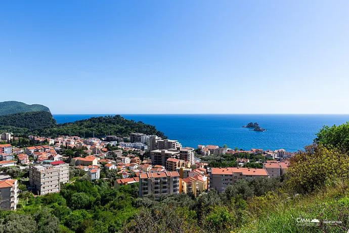 Petrovac'ta Deniz Manzaralı Üç Odalı Daire