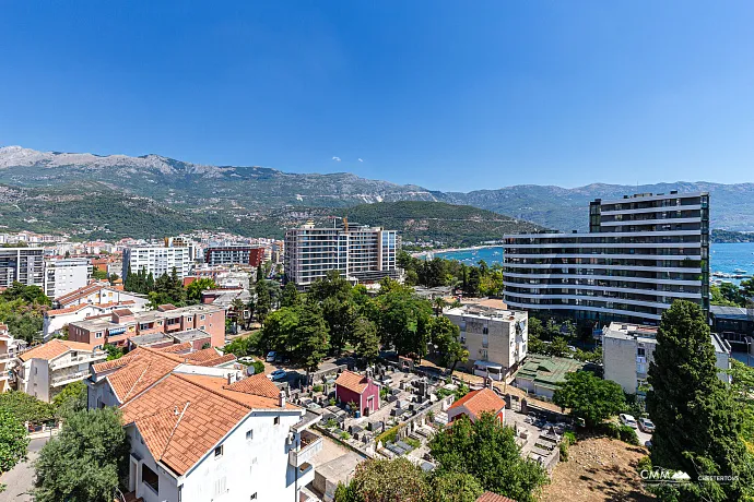 Budva'da harika manzaralı üç odalı daire