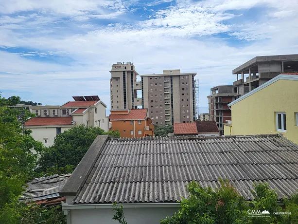 Petrovac'ta sessiz bir mahallede plaja yürüme Petrovac'ta sessiz bir mahallede plaja yürüme mesafesinde iki yatak odalı bir daire satılık