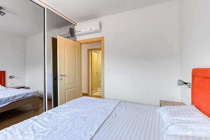 Havuzlu sitede üç odalı daire, Blizikuće