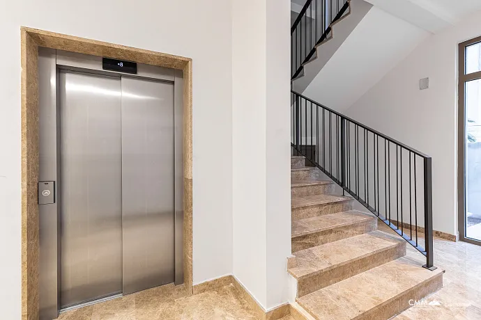 Deniz yakınında Bečići’de bulunan kompleks