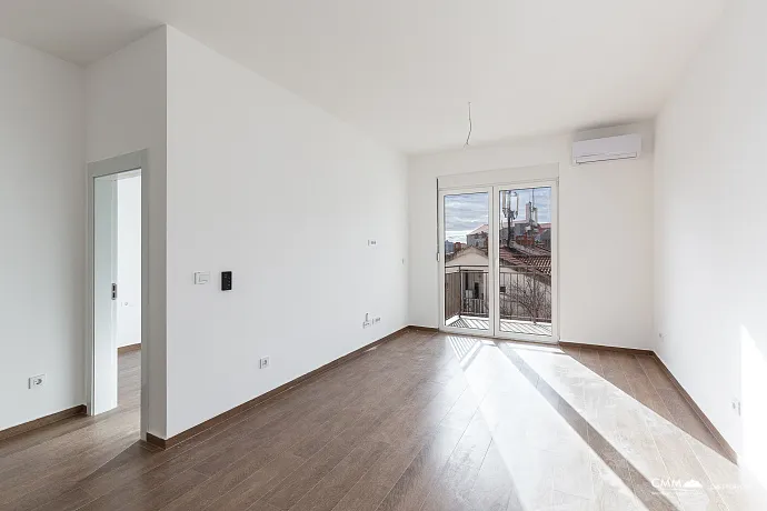 Denize yakın, güneşli 42 m²'lik 1+1 daire Budva'da.