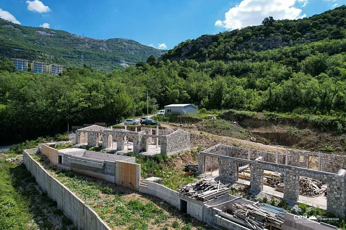 İkinci etap, kompleksin genel mimari kimliğini koruyan daha modern tasarıma sahip 12 daireli bir konut binasını kapsamaktadır.  Özellikler (1. etap ile aynı):