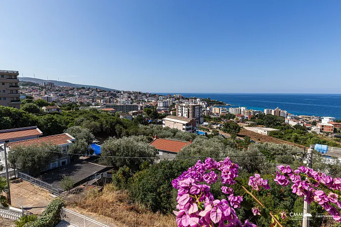Dobra Voda'da panoramik deniz manzaralı ev
