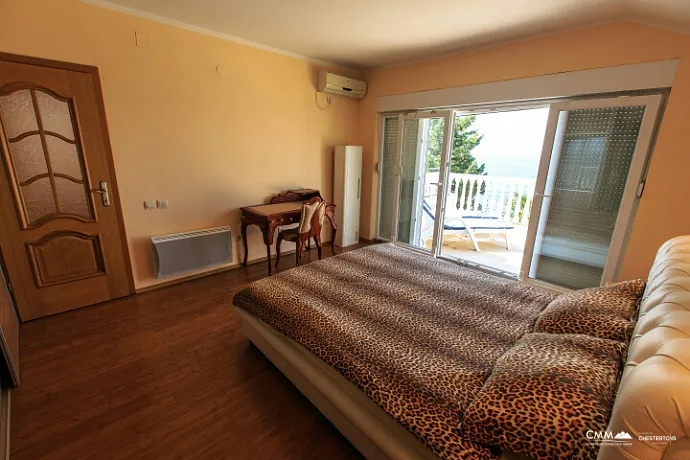 Denize kendi erişimi olan üç katlı villa