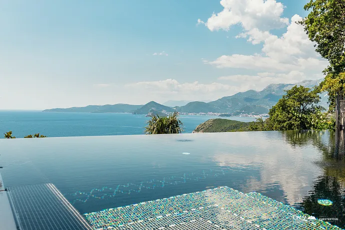 Sveti Stefan yakınlarında deniz manzaralı zarif taş köşk