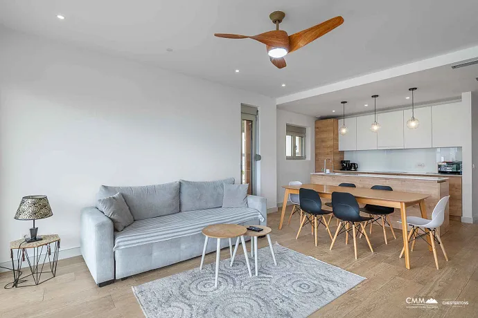 Satılık: Deniz Manzaralı, 40 m² Teraslı, Üç Yatak Odalı Geniş Daire