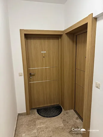 Budva merkezinde, yeni bir binada, 42 m² daire ve otopark yeri