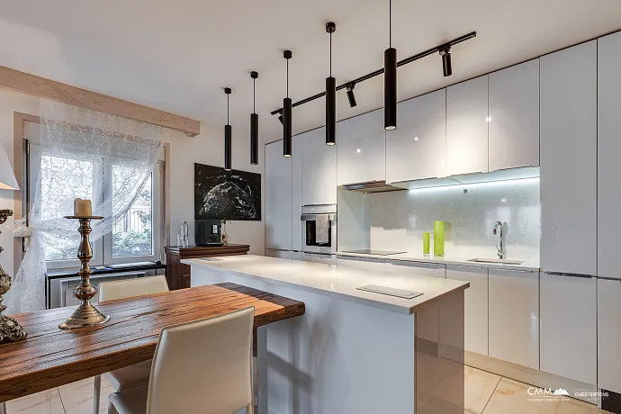 Sutomore'de iki katlı geniş ev