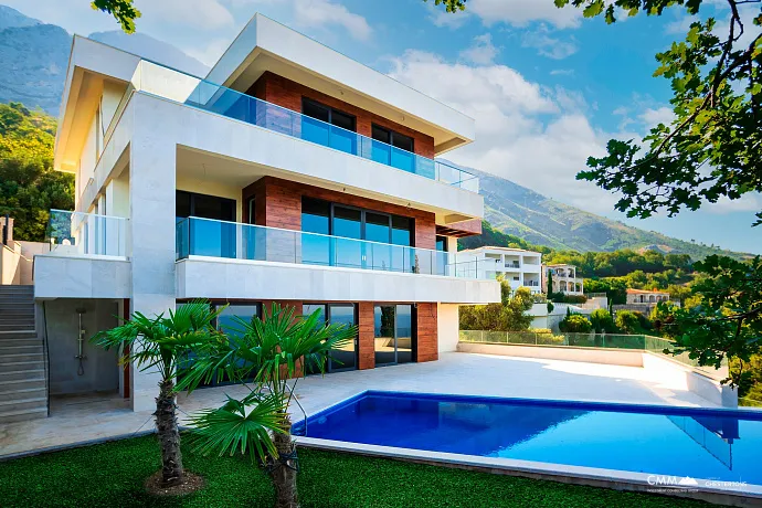 Panoramik deniz manzaralı villa