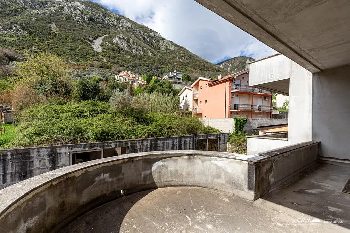 Kotor Körfezi manzaralı üç katlı ev