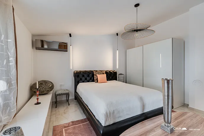 Sutomore'de iki katlı geniş ev