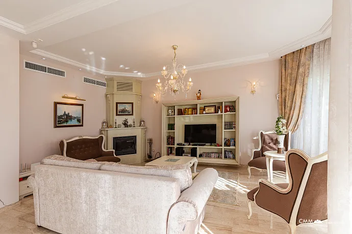 Panoramik deniz manzaralı lüks bir villada zarafet ve huzur.