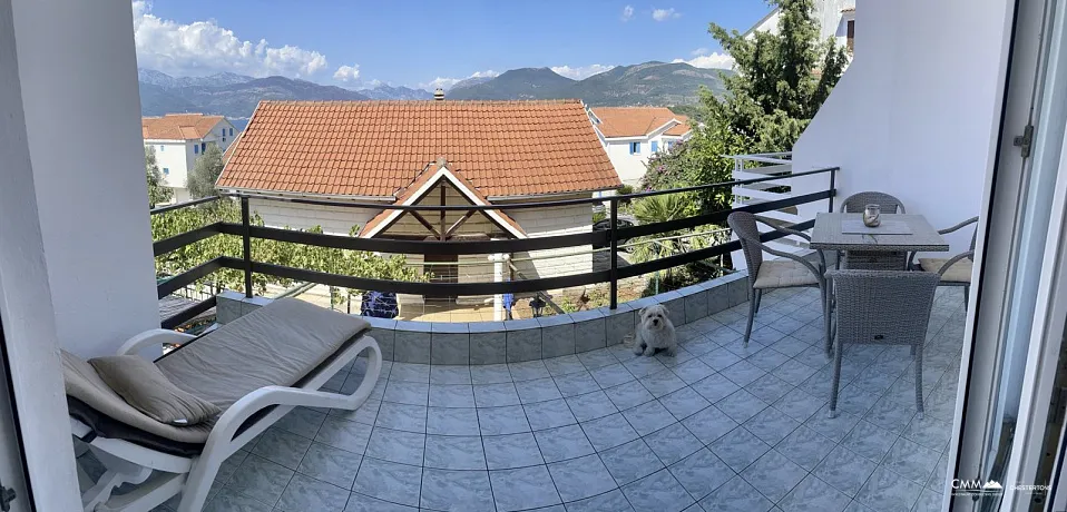 Panoramik deniz manzaralı üç katlı şehir evi