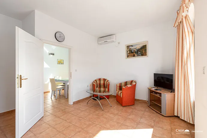 Bigovo’da Deniz Kenarında Geniş Daire — Teraslı ve Muhteşem Deniz Manzaralı