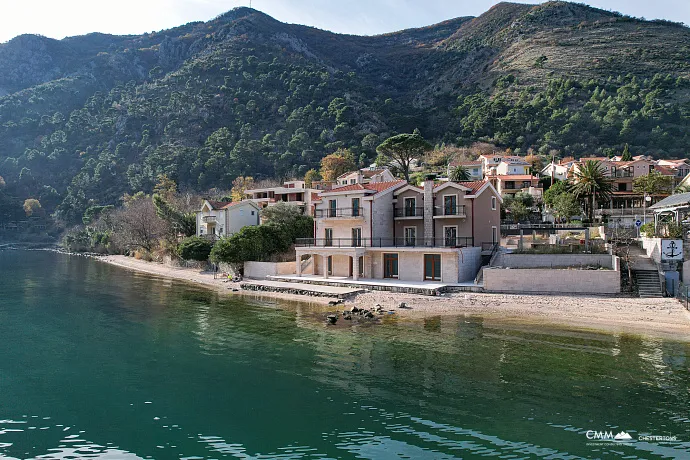 Lüks bir üç katlı villa — Kotor