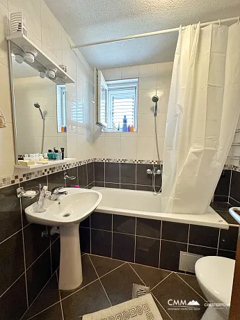 Lustica Bay yakınında havuz ve spa bulunan mini otel