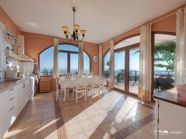 Panoramik deniz manzaralı ve havuzlu lüks villa