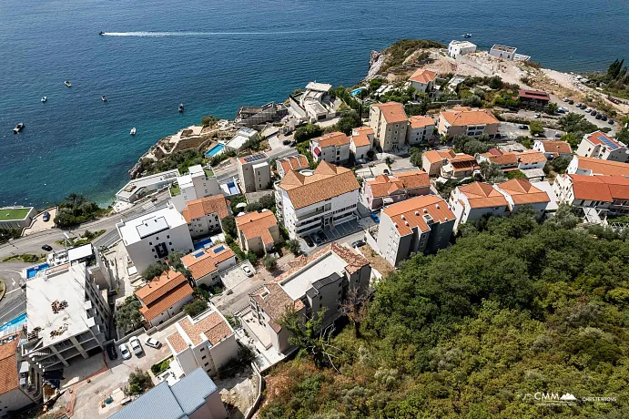 Budva ile Sveti Stefan arasında, cazip bir konumda bulunan güzel bir arsa, proje belgeleriyle birlikte.
