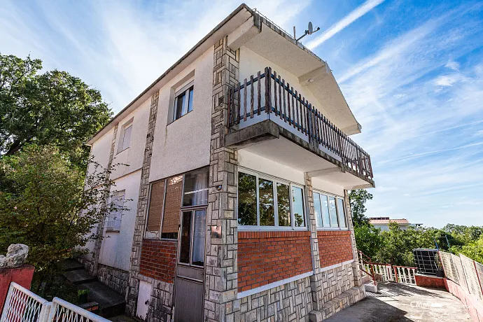 Bar'da teras ve deniz manzaralı rahat ev