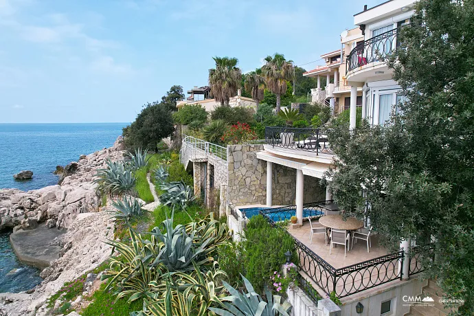 Uteha'da havuzlu lüks villa