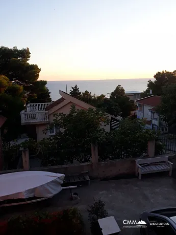 Bar yakınında üç katlı ev