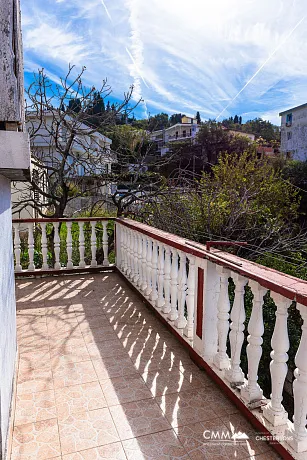 Bar'da teras ve deniz manzaralı rahat ev