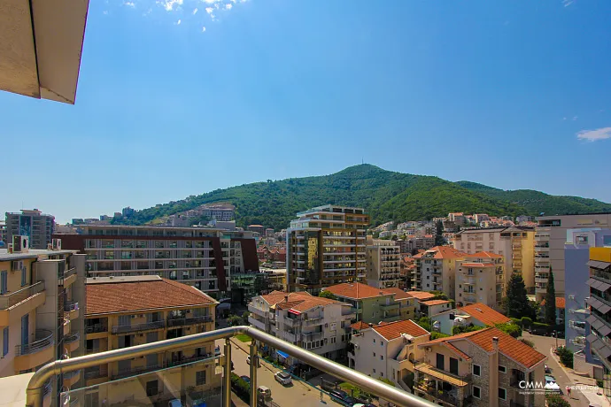 Budva'da satılık şehir manzaralı geniş bir daire