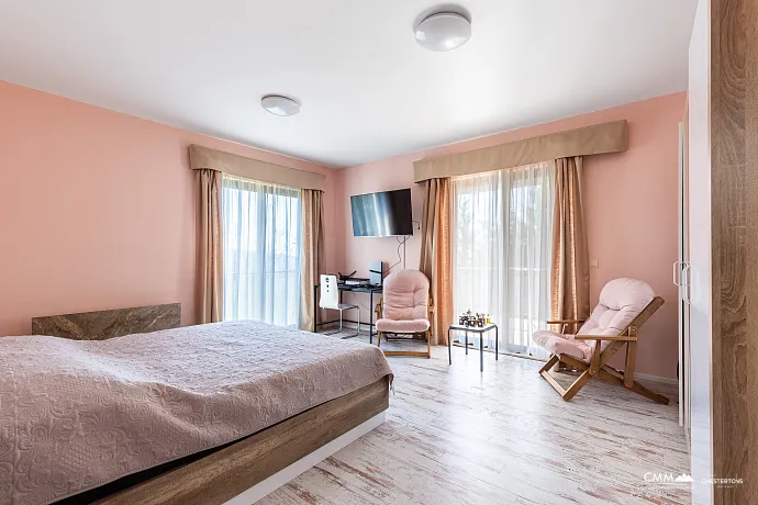 Yüzme havuzlu kompleks içinde modern villa