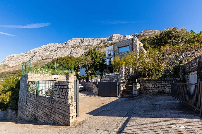 Sveti Stefan Yakınında Deniz Manzaralı Şirin Taş Ev