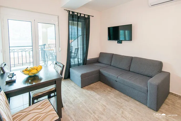 Stoliv'de denizden bir adım uzaklıkta lüks apartmanlı ev!