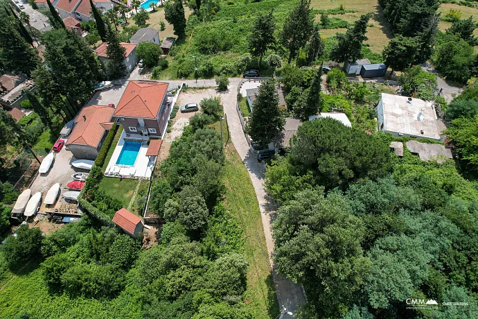 Baošići'de bulunan, iki kadastro parselinden oluşan ve toplam 1.267 m²